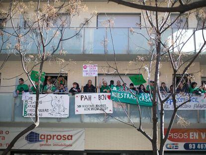 Protesta de la PAH en un pis de la Sareb a Barcelona.