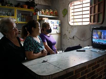 Mujeres venezolanas, observan la televisión en un barrio de Caracas.