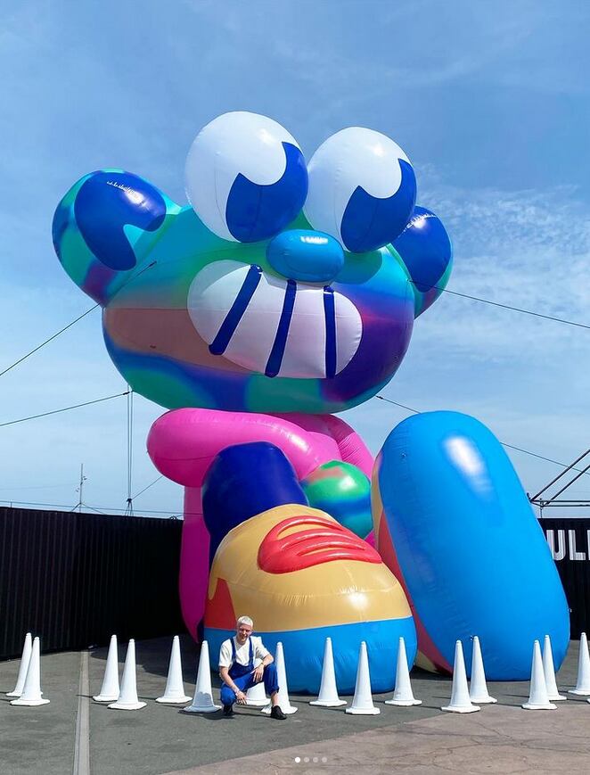 Jack Sachs posa, en una imagen publicada en su cuenta de Instagram, junto a la enorme escultura hinchable que realizó para la última edición del festival Primavera Sound y Pull & Bear.