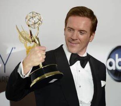 El actor Damian Lewis posa con su Emmy a mejor actor en una serie dramática por su trabajo en Homeland, en la ceremonia 64 de los premios Emmy en Los Ángeles (EEUU). EFE/Archivo