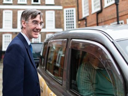 El líder de los euroscépticos conservadores, Jacob Rees-Mogg, a las puertas de su residencia en Londres.