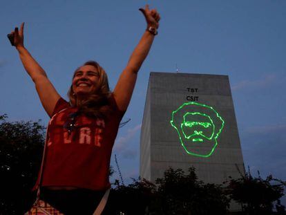 Una mujer se manifiesta a favor de la candidatura del expresidente Lula da Silva