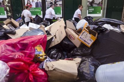 Basura acumulada este domingo en Málaga.