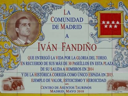 Azulejo dedicado a la memoria de Iván Fandiño.