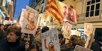 Participantes en la manifestación de Castellón para pedir que se restablezcan las emisiones de TV-3.