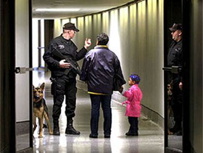 Tropas estatales de Massachusetts patrullan el aeropuerto de Boston.