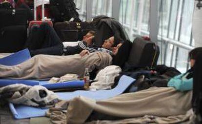 Pasajeros bloqueados en el aeropuerto de Heathrow, Londres, Reino Unido. EFE/Archivo