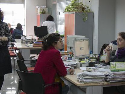Usuarios de una oficina del Servicio Andaluz de Empleo de Sevilla.