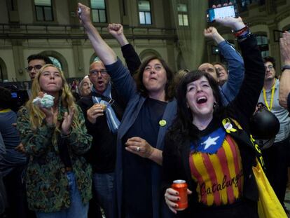 Simpatizantes de ERC celebran, en la sede electoral del partido, los resultados de las elecciones municipales en los que el candidato republicano Ernest Maragall ha vencido en Barcelona. 