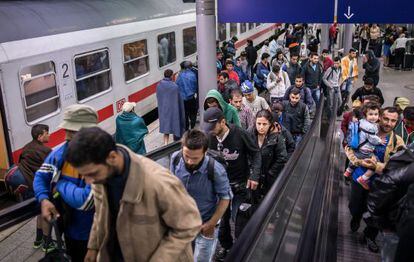 Refugiados llegando el martes a la estación de tren de Düsseldorf (Alemania).