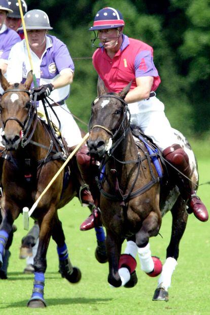 Como complemento a su pasión por la equitación es un gran jugador de polo. 