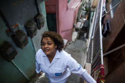La enfermera Gehovania Rosa Nieves, en dirección la casa de un paciente.