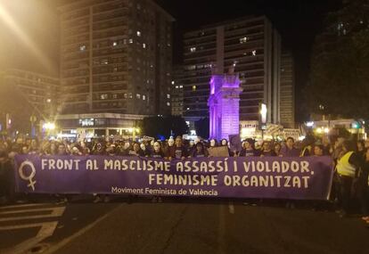 Cabeza de la manifestación contra la violencia de género de Valencia, con la Porta de la Mar iluminada en violeta.