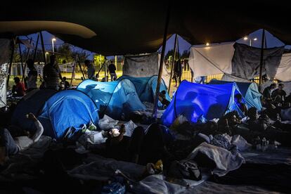 Más de 700 solicitantes de asilo han dormido al raso en las últimas dos noches ante el centro de registro de Ter Apel, en Groningen (norte de Países Bajos). En la imagen, decenas de ellos acampados, el martes.