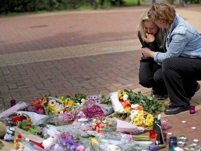 Dos mujeres dejan flores en Tarleton, donde vivía una de las víctimas mortales del atentado de Mánchester, este miércoles.