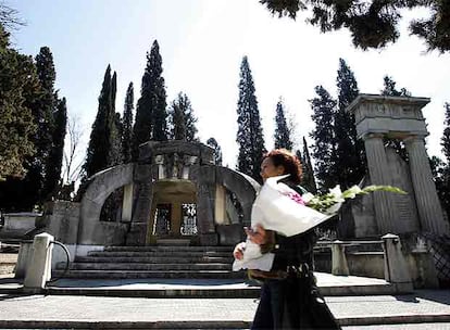 Una mujer lleva flores al Cementerio Civil de Madrid, en 2019.