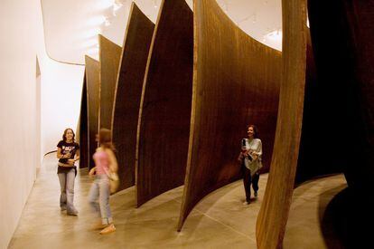 La colección permanente del Museo Guggenheim Bilbao se centra en obras posteriores a mediados del siglo XX, tanto piezas singulares de artistas consagrados como encargos específicos para los espacios interiores y exteriores del edificio de Frank Gehry. Por ejemplo, como 'La materia del tiempo' de Richard Serra (en la foto).