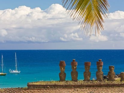 Moais en la playa de Anakena, en la Isla de Pascua. 