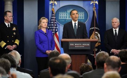 El presidente de EE UU, Barack Obama, y la secretaria de Estado, Hillary Clinton, anuncian el nuevo tratado nuclear.