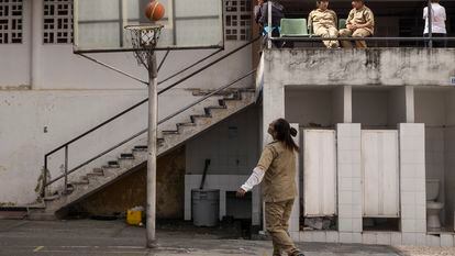 Reclusas juegan en una cancha de la cárcel de Mujeres El Buen Pastor, en Bogotá.