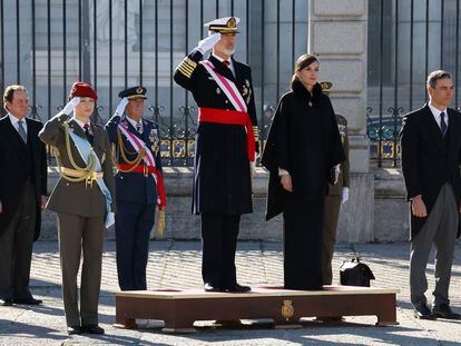La princesa Leonor, el rey Felipe VI, la reina Letizia, y el presidente del gobierno Pedro Sánchez, este sábado en la Plaza de la Armería del Palacio Real, durante la ceremonia de la Pascua Militar.