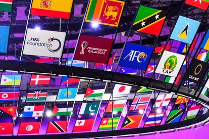 Banderas de los países participantes en el sorteo del Mundial de Qatar.