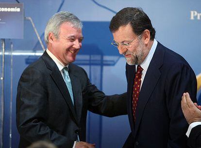 Ramón Luis Valcárcel (izquierda) y Mariano Rajoy se saludan ayer en Madrid.
