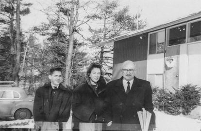 El arquitecto junto a su esposa, Josefina Ruz, y su hijo, Martín, en su primer invierno en Ithaca (Nueva York), en 1960.