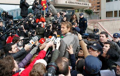 El portavoz del sindicato USCA, César Cabo, en la entrada de la Audiencia Provincial de Madrid donde hoy han empezado a comparecer los controladores.