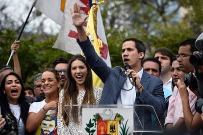 Guaidó, el 26 de enero en Caracas con Lilian Tintori (segunda por la izquierda), esposa de Leopoldo López.
