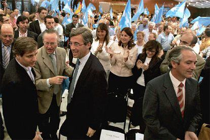 El secretario general del Partido Popular, Ángel Acebes, antes de subir a la tribuna, durante un mitin en la localidad barcelonesa de Mataró.