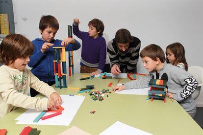 Un grupo de niños durante un taller de arquitectura educativa.