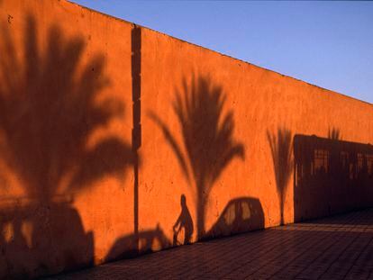 Las calles de Marraquech se muestran llenas de vida a cualquier hora del día. Marrakech. 2003.