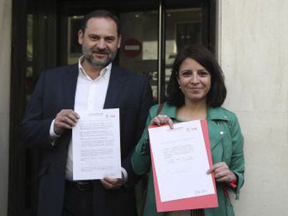 El ex secretario general socialista oficializa su precandidatura a las primarias del PSOE