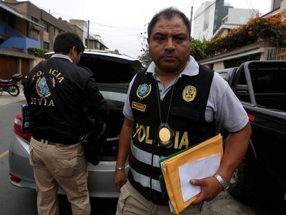 La polic&iacute;a peruana afuera de la oficina de Fujimori tras la redada