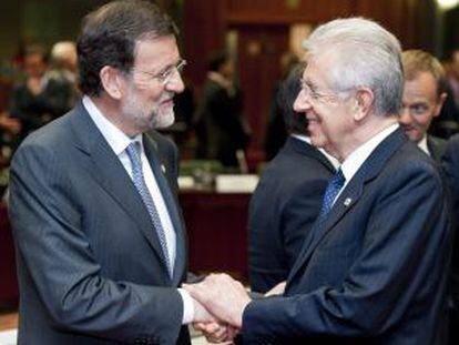 Mariano Rajoy saluda a Mario Monti.