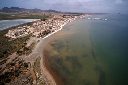 Vista aérea tomada en agosto de 2021 de la playa de Los Nietos en la que se puede apreciar el estado del Mar Menor.