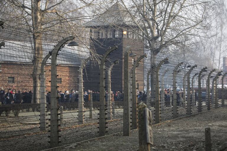 Participantes en los actos de conmemoración del 75º aniversario de la liberación de Auschwitz .