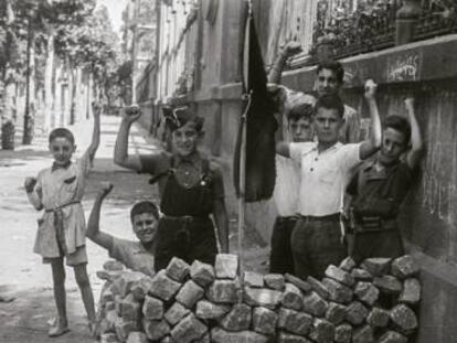 Barricada infantil darrere de la Universitat de Barcelona, agost del 1936.