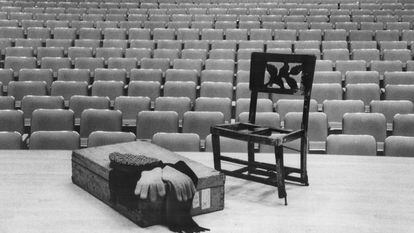 Silla que Glenn Gould llevaba a cada concierto, situada junto a una maleta con la gorra, la bufanda y los guantes del pianista, en el Roy Thomson Hall (Toronto).