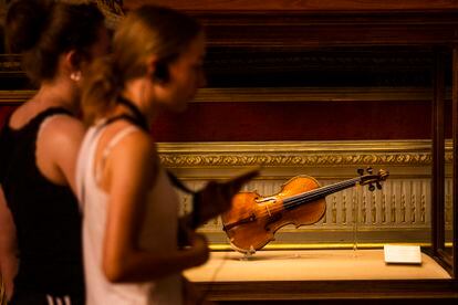 Los instrumentos se exhiben en el Palacio Real en vitrinas. 