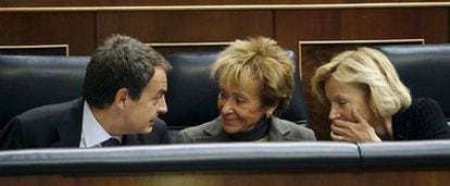 El presidente Zapatero habla con la vicepresidenta De la Vega y la ministra de Economía, Elena Salgado, durante la sesión del Congreso.