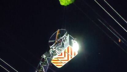 Autoescala utilizada por los Bomberos de la Comunidad de Madrid para rescatar al parapentista, anoche en Nuevo Baztán.