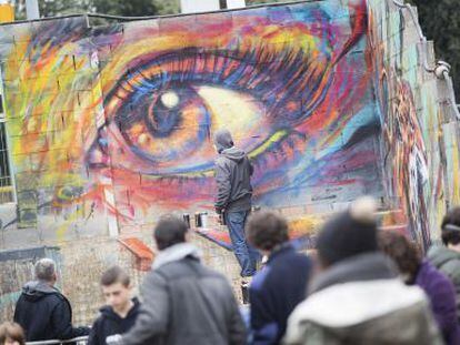 Un artista participante de &Uacute;s Barcelona realizando su obra.