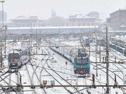 La nieve cubre las v&iacute;as del tren en la estaci&oacute;n de Porta Nuova, en Tur&iacute;n.