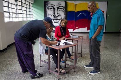 Ciudadanos votan en las municipales de Venezuela.