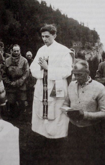 Joseph Ratzinger, oficiando una misa cuando era sacerdote en la localidad alemana de Ruhpolding en el verano de 1952