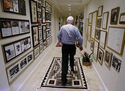 John McCain  en una foto tomada el pasado mes de febrero en su casa de Phoenix