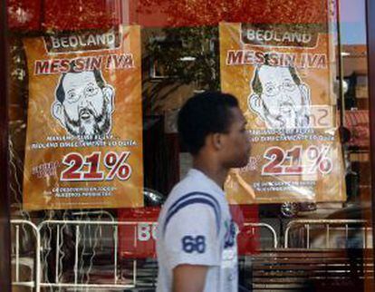 Un escaparate de un comercio con carteles alusivos a la subida del IVA