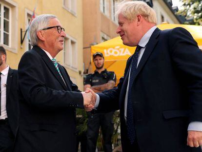 Jean Claude Juncher saluda a Boris Johnson, esta mañana en Luxemburgo.